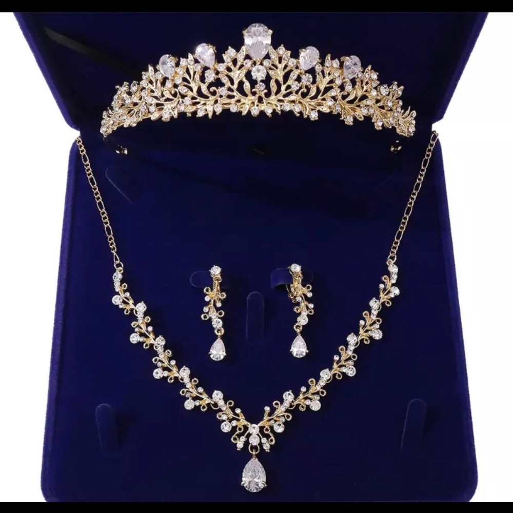 Tiara and necklace set brand new 3 pcs